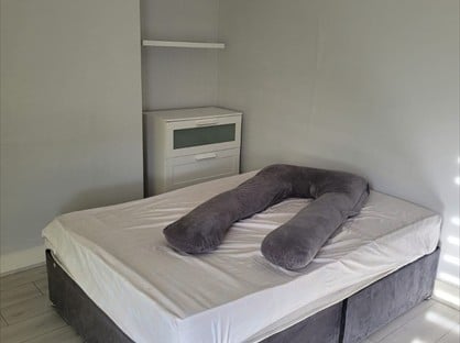 Room in a Shared House, Woodside Green, SE25