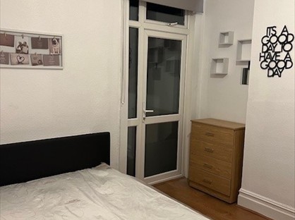 Room in a Shared House, Allison Road, N8