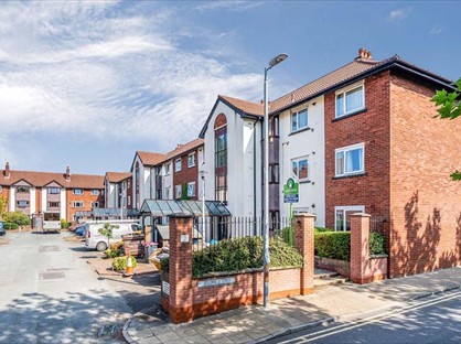 3 Bed Flat, Squires Court, M5