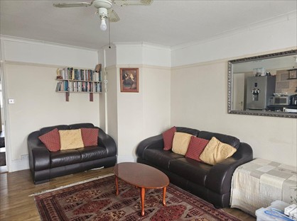 1 Bed Flat, Oak Road, RM3