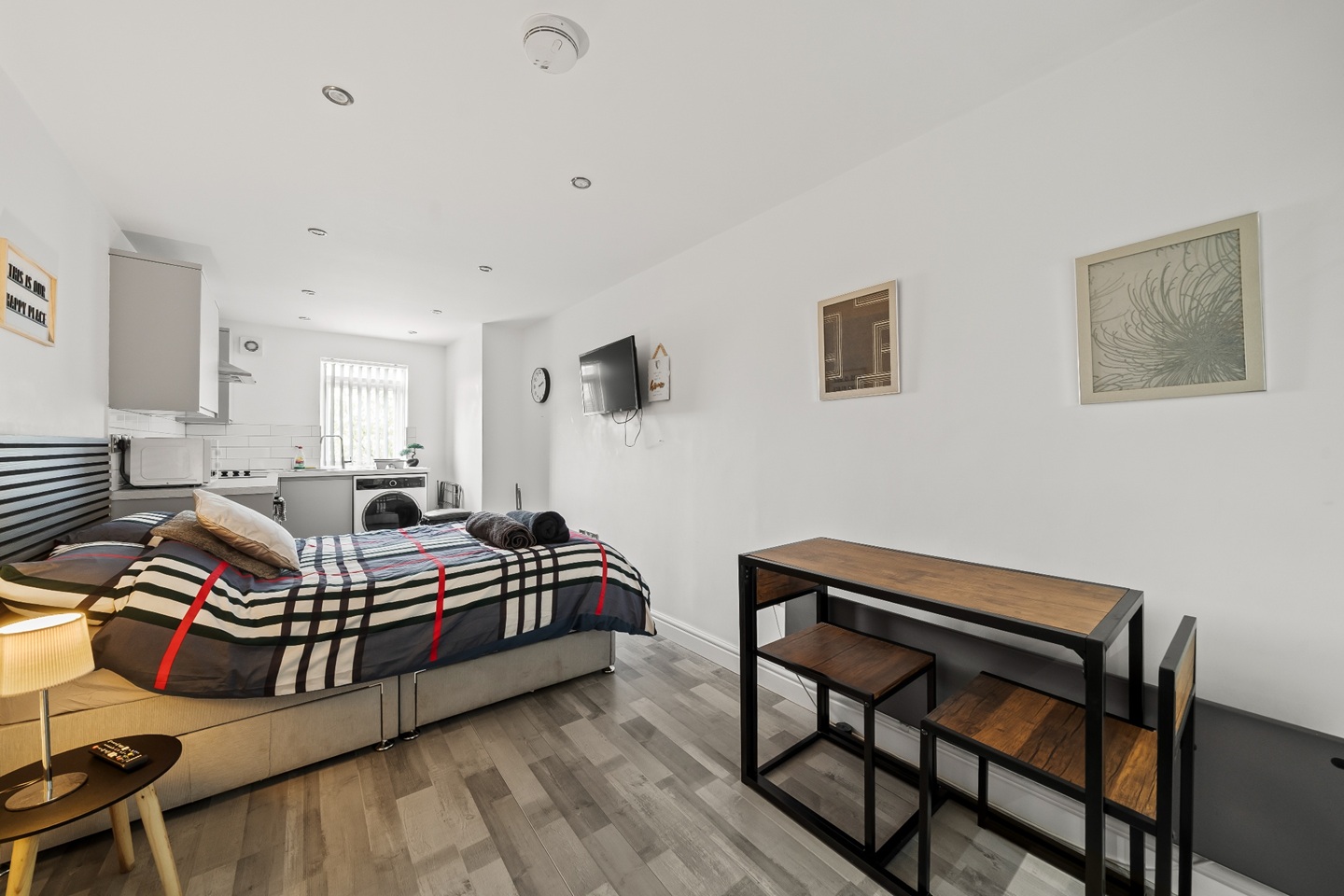 Studio Flat, Orchid St, M9 photo 2