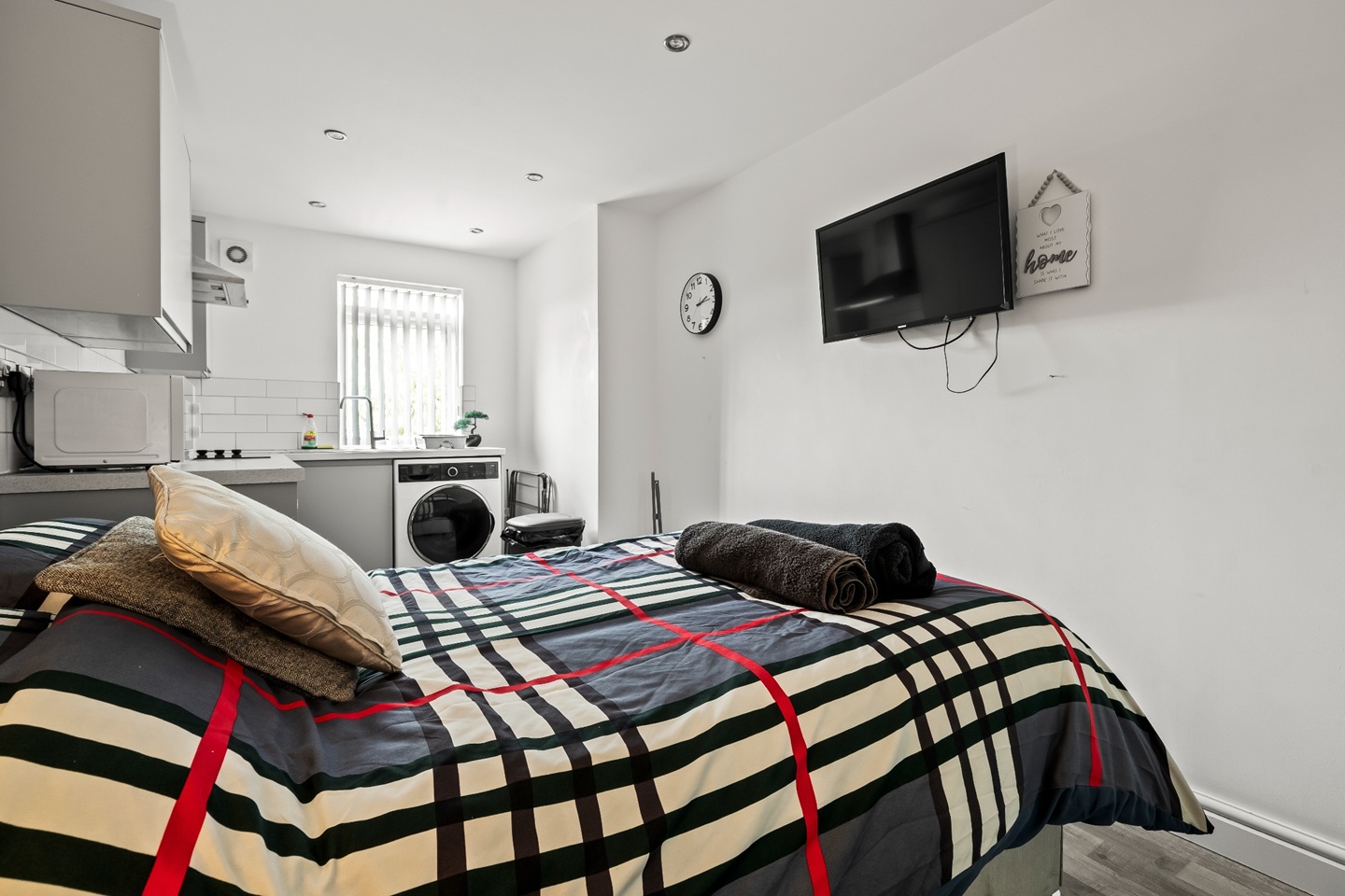 Studio Flat, Orchid St, M9 photo 5