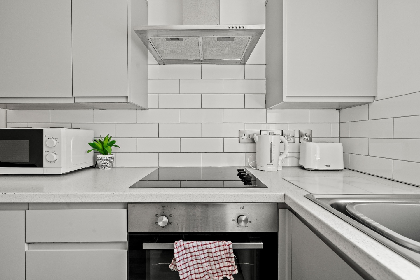 Studio Flat, Orchid St, M9 photo 3