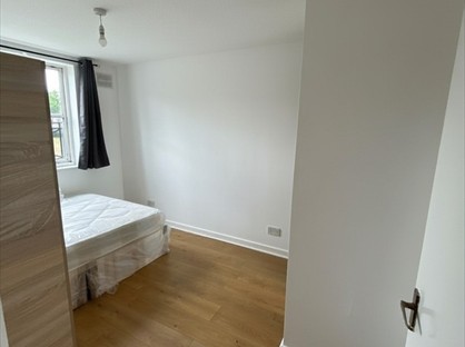 2 Bed Flat, Forsythia Close, IG1