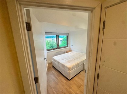 1 Bed Flat, Cleeve Road, KT22