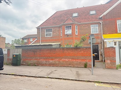 1 Bed Flat, High St North, LU6