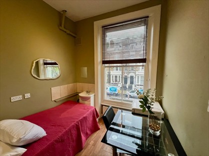 Bedsit, Holland Road, W14