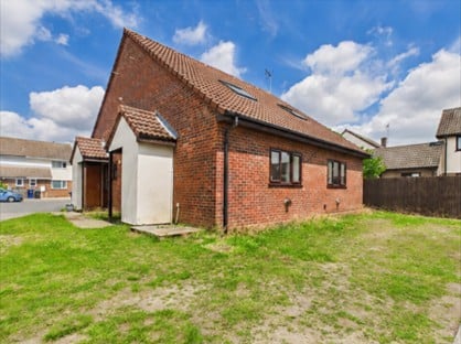 1 Bed Terraced House, Wren Close, IP28