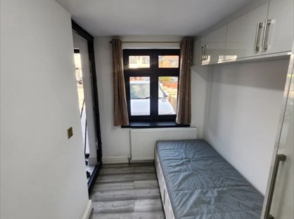 Studio Flat, Pettits Lane, RM1