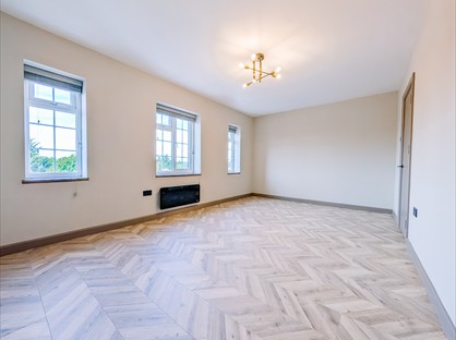 4 Bed Flat, Hook Road, KT9