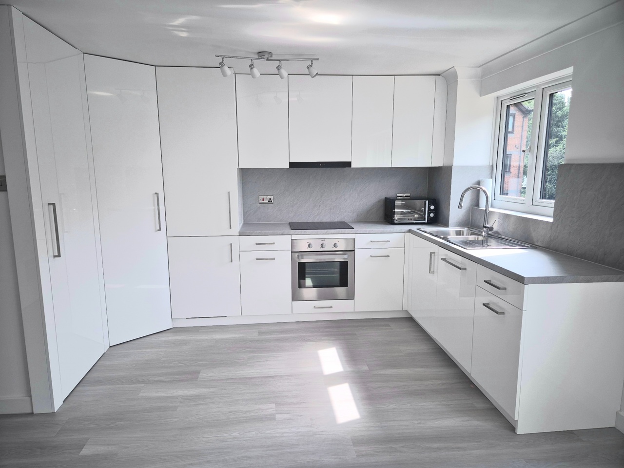 1 Bed Flat, Rouel Road, SE16 photo 2