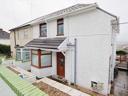 3 Bed Detached House, Maen Gilfach, CF46