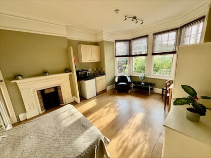 Bedsit, Ravenscroft Road, W4