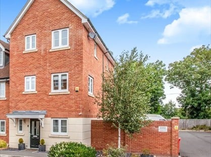 5 Bed Semi-Detached House, Meyers Close, SL3