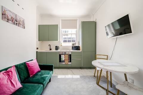 1 Bed Flat, Harcourt St, W1H photo 2