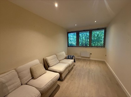 1 Bed Flat, Cleeve Road, KT22
