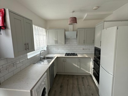 4 Bed Terraced House, Chigwell Road, IG8