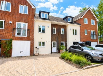 3 Bed Terraced House, Brook Avenue, SL5