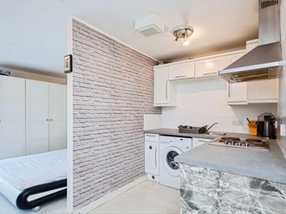 Studio Flat, Red Bank, M4