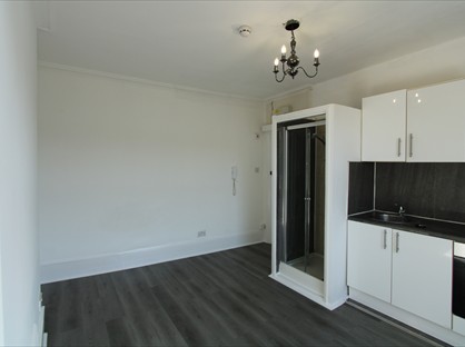 Studio Flat, Streatham High Road, SW16