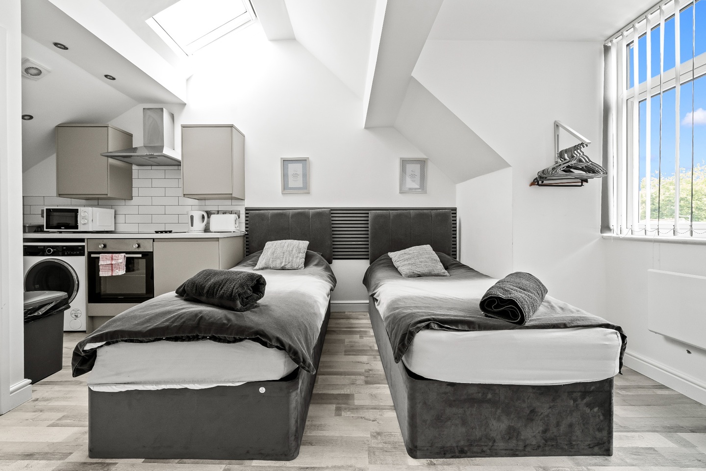 Studio Flat, Orchid St, M9 photo 3