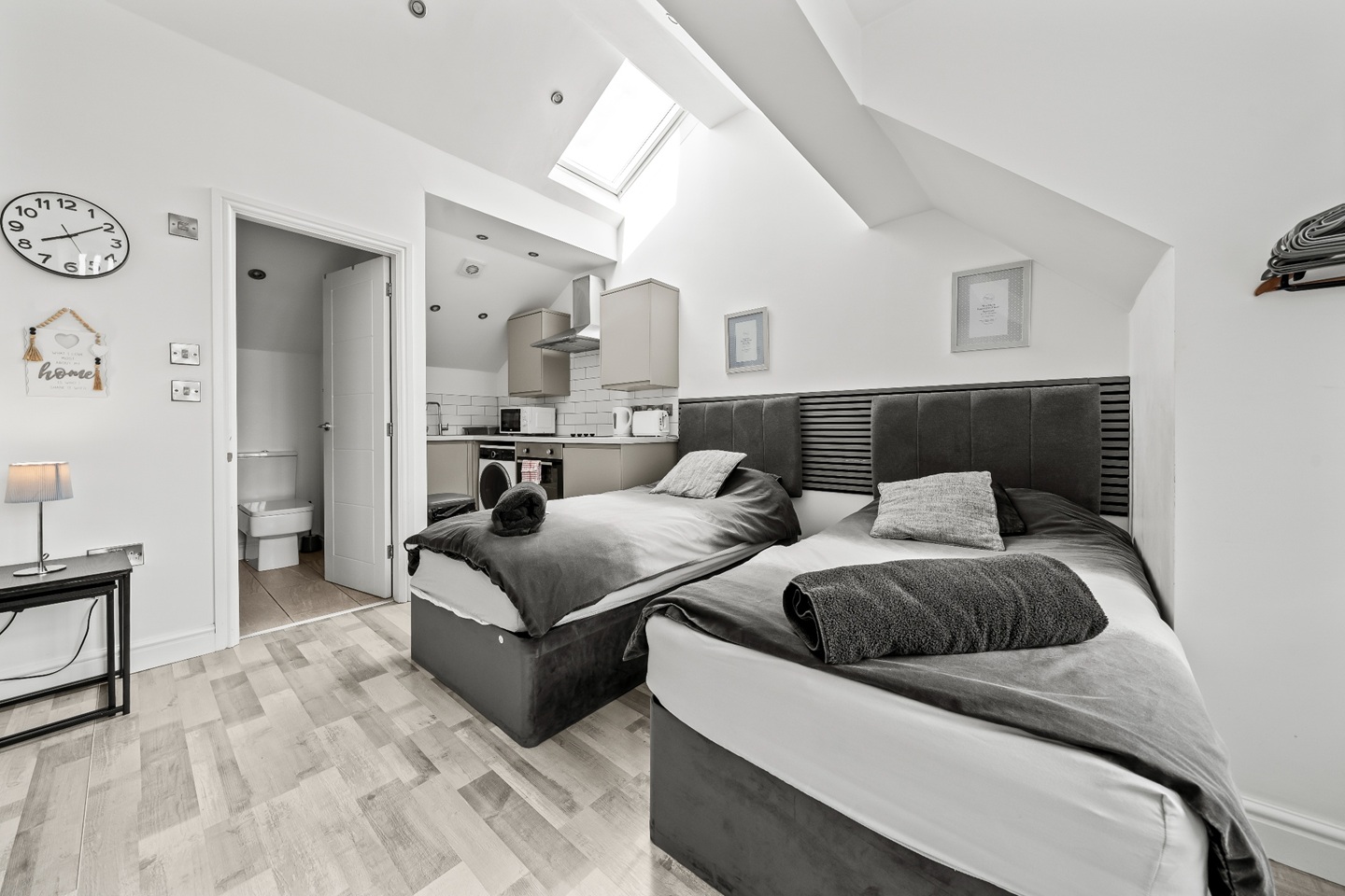 Studio Flat, Orchid St, M9 photo 4
