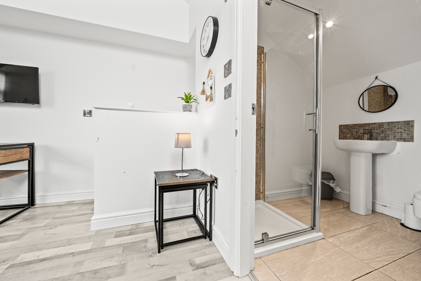 Studio Flat, Orchid St, M9 photo 5