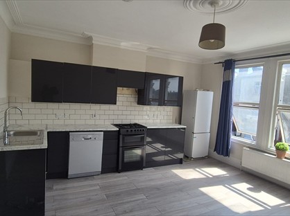2 Bed Flat, High St Colliers Wood, SW19