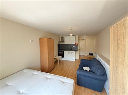 Studio Flat, Hanworth Road, TW3