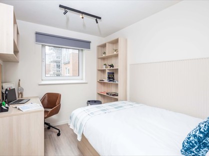 Room in a Shared Flat, Crown Station Pl, L7