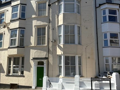 1 Bed Flat, New Queen St, YO12