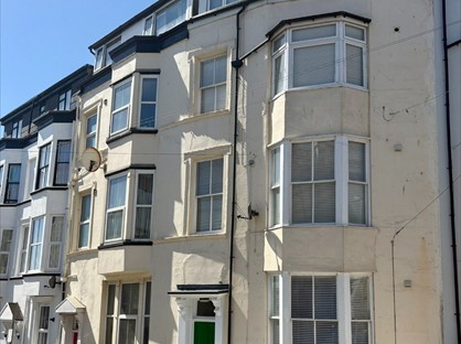 1 Bed Flat, New Queen St, YO12