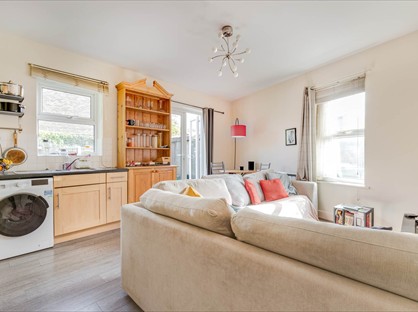 2 Bed Flat, Ridley Road, SW19