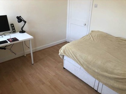 Room in a Shared House, Station Way, SM3