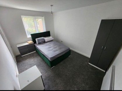 Room in a Shared Flat, Queen St, M2