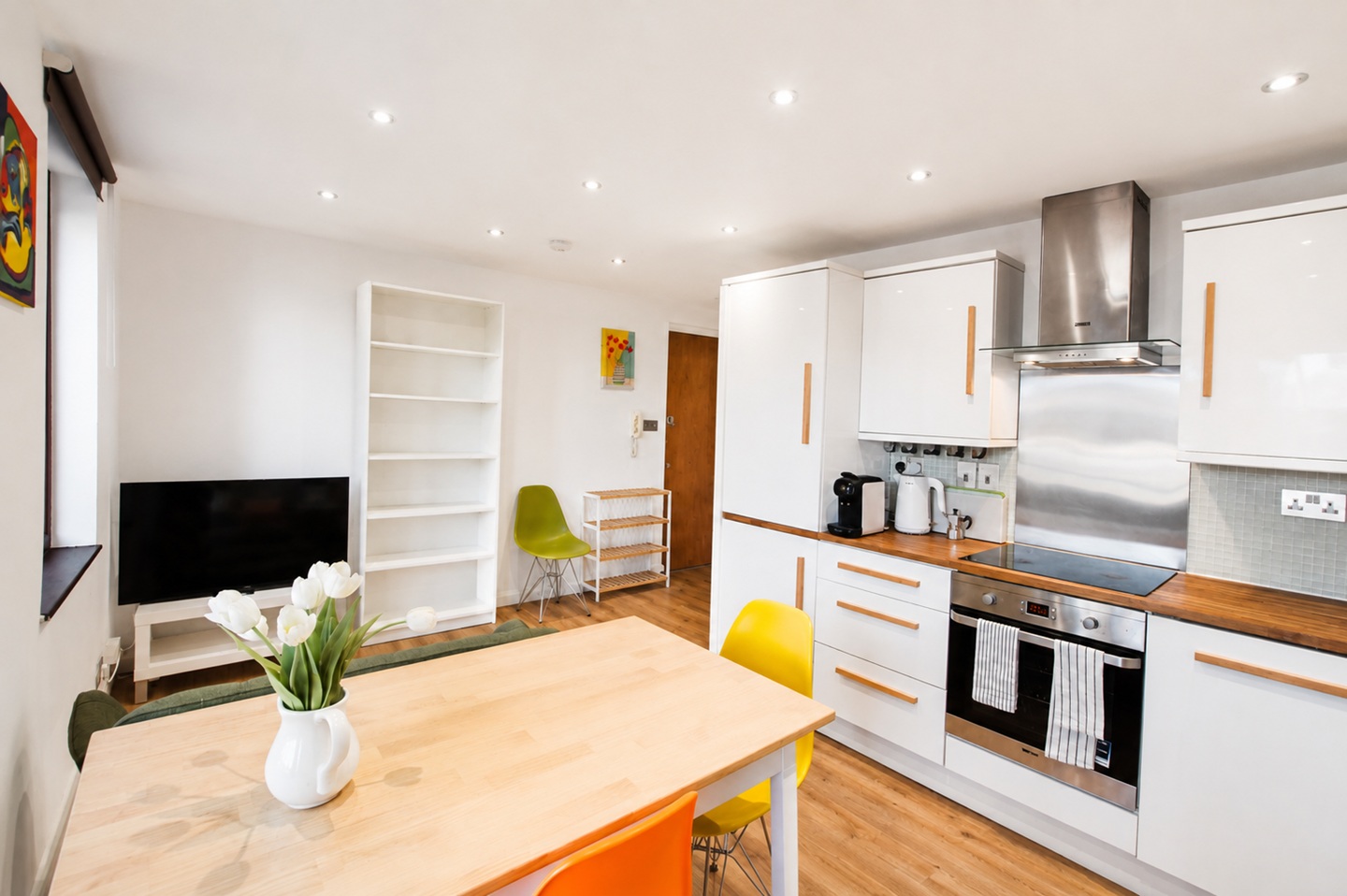 1 Bed Flat, Discovery Walk, E1W photo 3