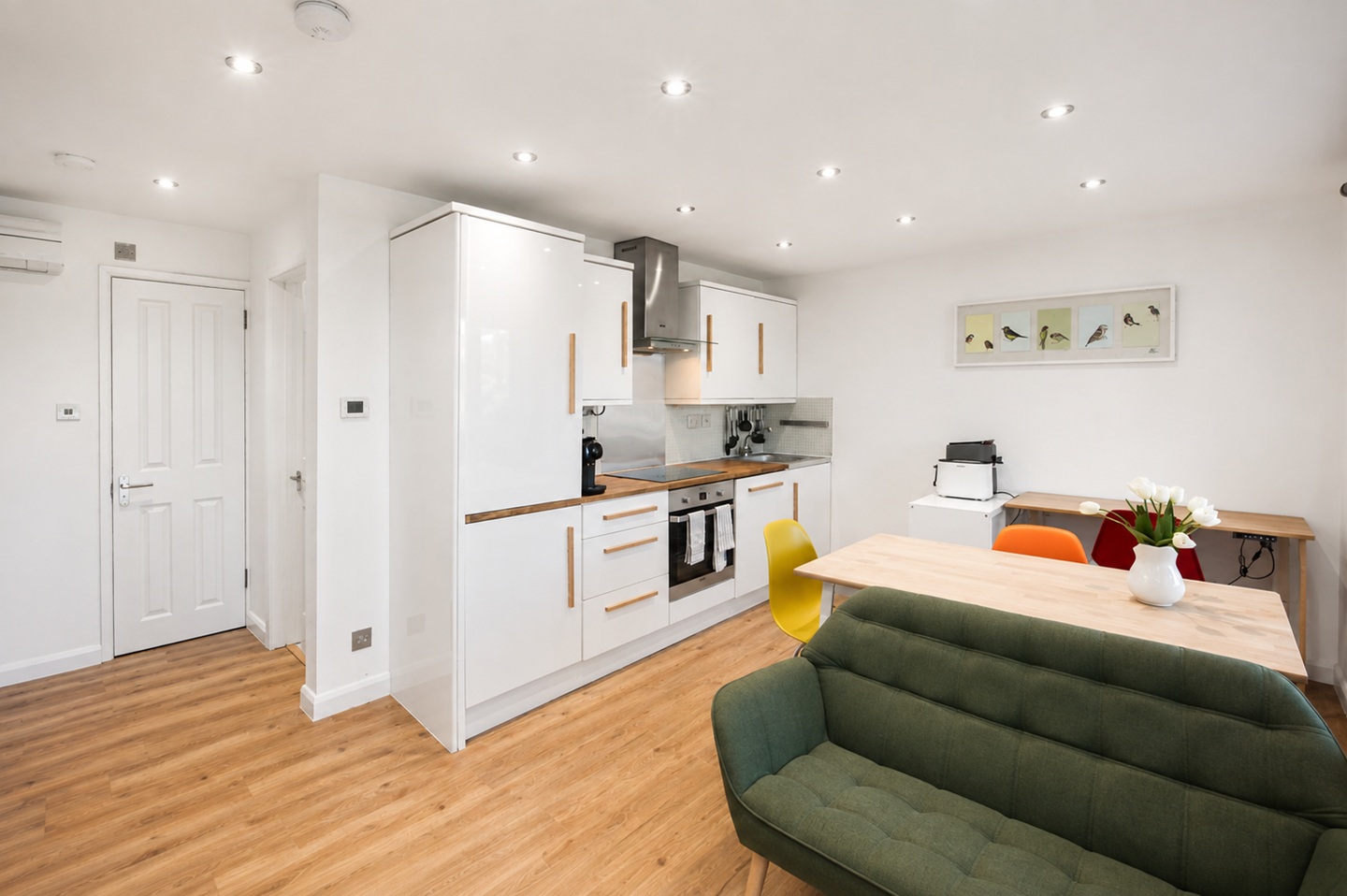 1 Bed Flat, Discovery Walk, E1W photo 5