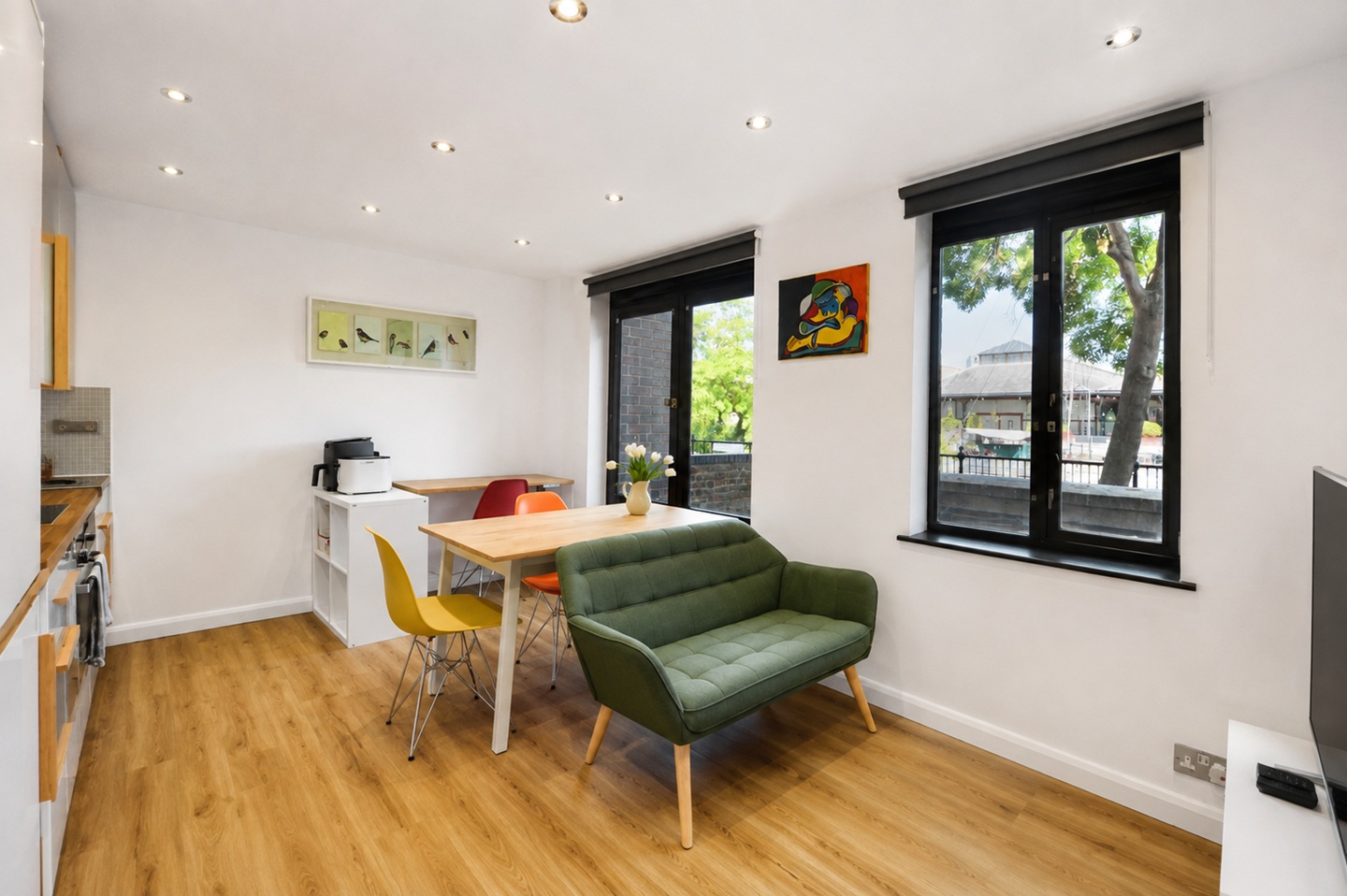 1 Bed Flat, Discovery Walk, E1W photo 4
