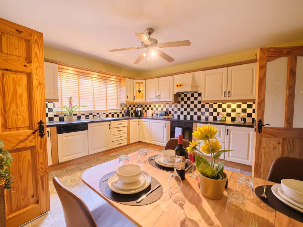 4 Bed Semi-Detached House, Hatfield St, BT7 photo 2