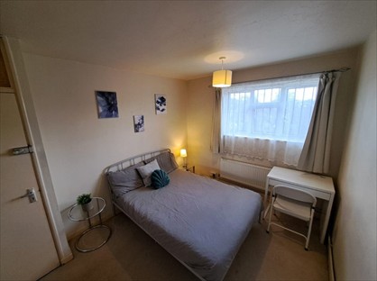 Room in a Shared Flat, Shadwell Station, E1