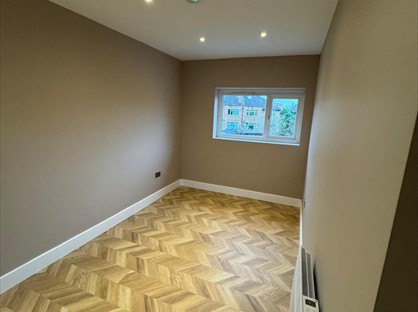 Room in a Shared House, Bankside Drive, KT7