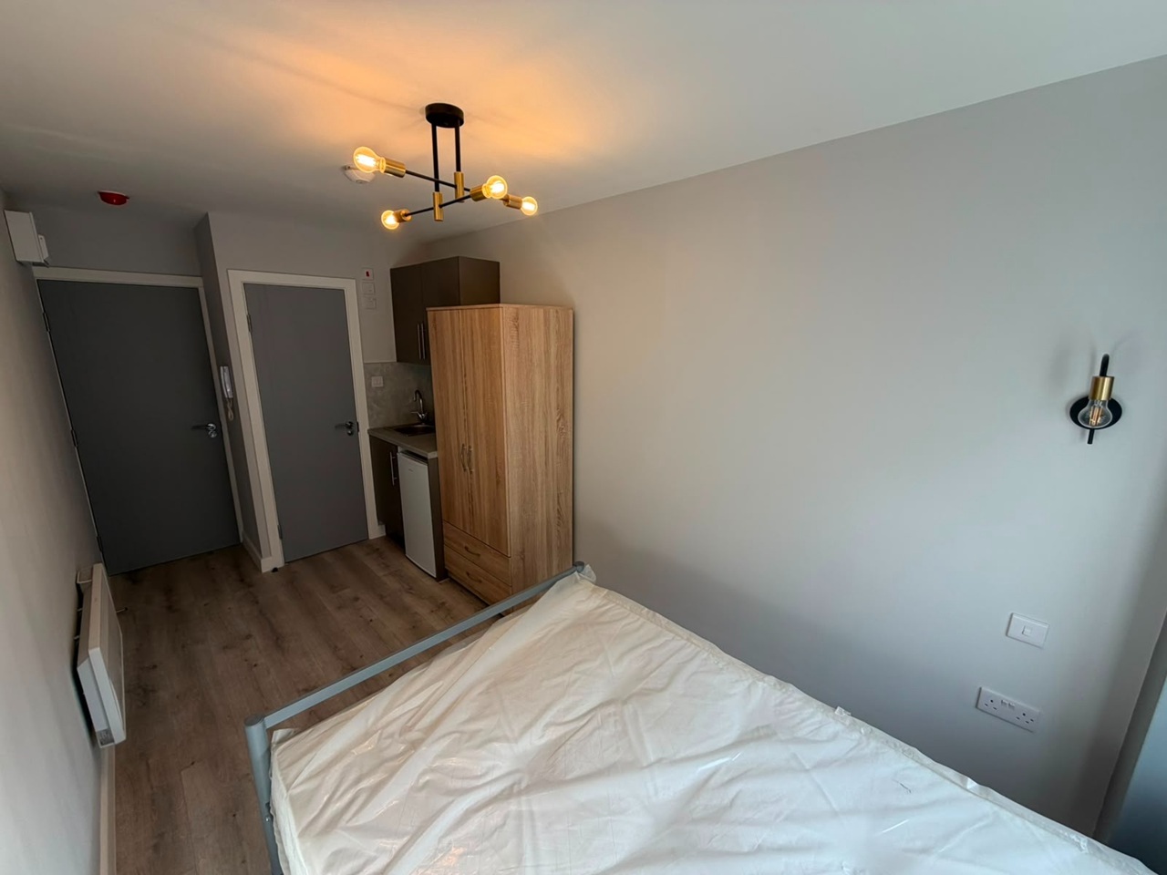 Studio Flat, Seven Sisters Road, N7 photo 2