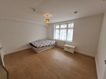 Studio Flat, Hailsham Close, RM3