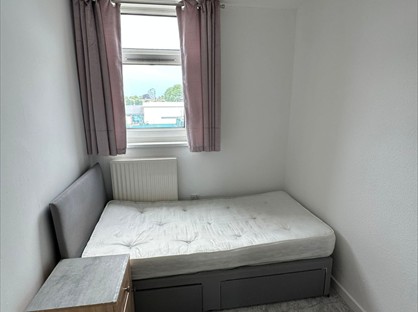 Room in a Shared Flat, Woking Close, SW15