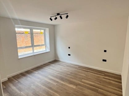 1 Bed Flat, High Street, SN1