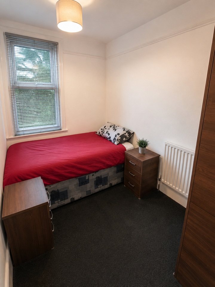 2 Bed Flat, Suffolk Avenue, SO15 photo 5