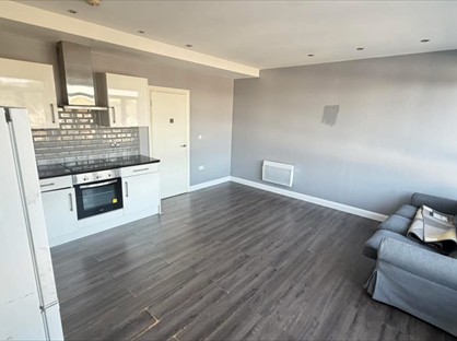 2 Bed Flat, Opal House, RM1