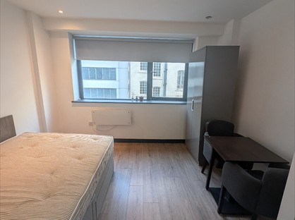 Studio Flat, Drury Lane, L2