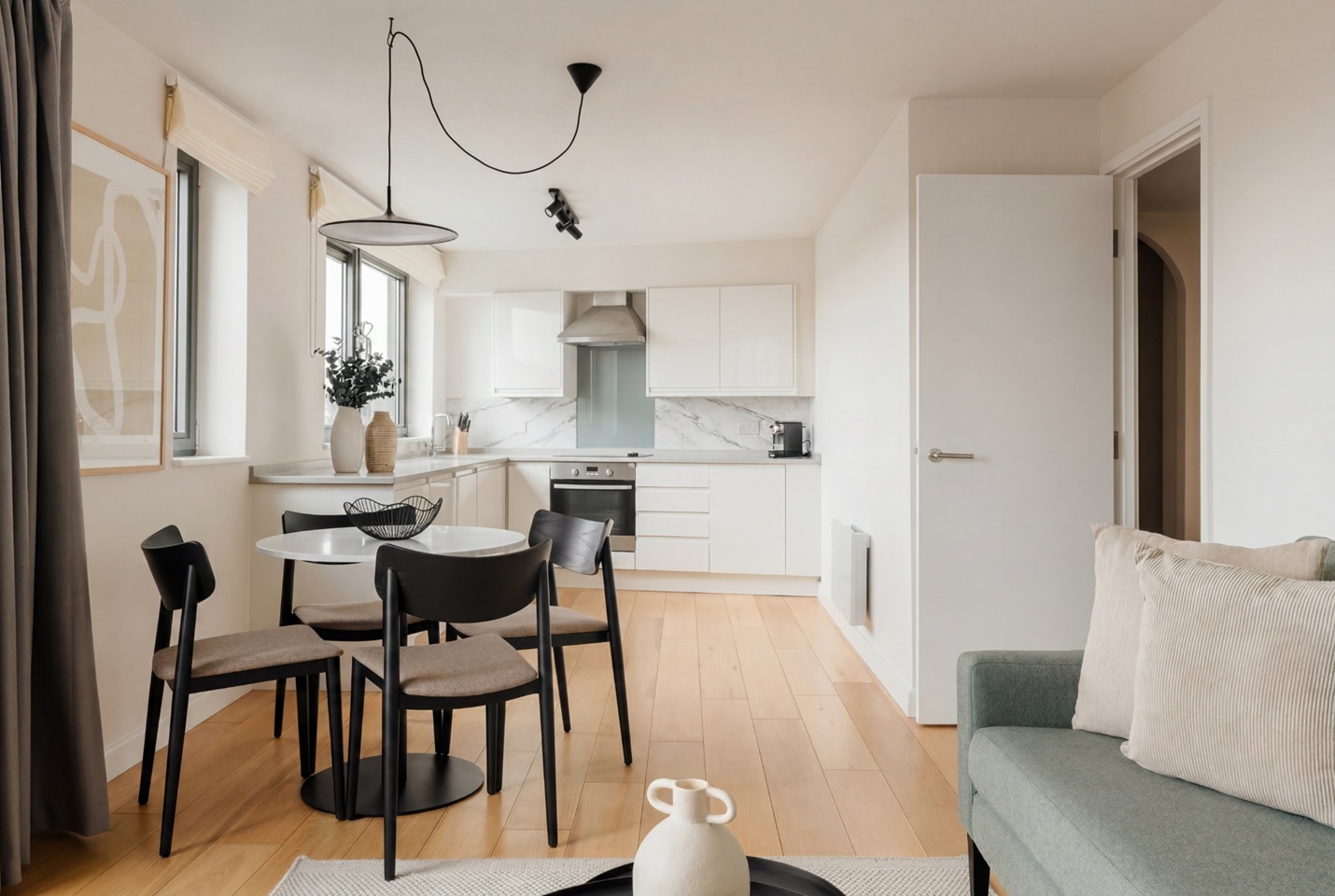 2 Bed Flat, Tottenham St, W1T photo 3