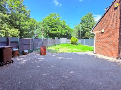 3 Bed Semi-Detached House, Daleside Close, LS28